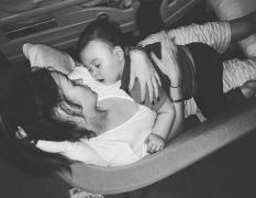 Alfie Evans luptă pentru viața lui, la două zile după ce a fost deconectat de la aparate. Părinții încearcă disperați să-și ducă băiețelul bolnav în Italia