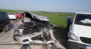 Accident grav în Dolj. Cinci pompieri au ajuns de urgenţă la spital după un impact devastator cu un BMW (Video)