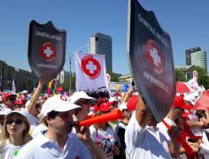 Momente dramatice la protestul Sanitas. O persoană a fost transportată de urgenţă la spital