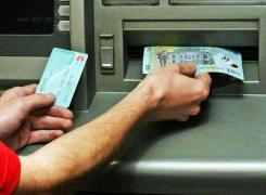 Un tânăr din Timişoara a găsit 2.000 de lei într-un bancomat şi i-a luat fără să clipească