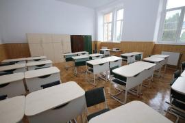 Două eleve din Sibiu au fost biciuite în sala de clasă de tatăl unei colege