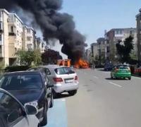 Un autobuz plin cu călători a luat foc, într-o staţie la Arad. Oamenii au reuşit să iasă la timp din autovehicului care a ars ca o torţă