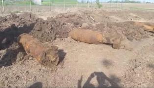 Şase bombe din Al Doilea Război Mondial, descoperite lângă DN2 de un vrâncean care-şi lucra pământul