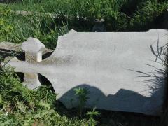 Un băieţel de 8 ani a fost strivit în cimitir de o cruce de piatră, după ce a dus flori la mormântul frăţiorului său