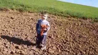 Momentul sfâşietor în care băieţelul dispărut din Cluj este găsit pe câmp! Salvatorul plânge şi aleargă: "Alex, stai! Eşti în siguranţă"