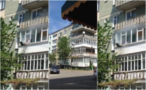 Bărbat filmat cum întoarce la mititei şi cârnaţi pe un grătar instalat pe balcon, la etajul 2 (Video)