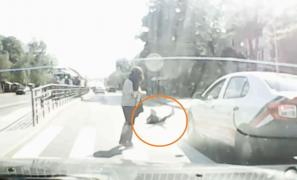 Şofer filmat cum loveşte o fetiţă pe trecerea de pietoni şi apoi pleacă. Mama copilei cere ajutorul (Video)