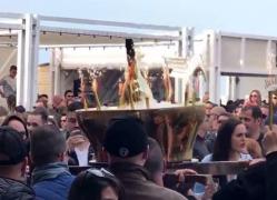 Notă de infarct într-un club din Mamaia! Aseară s-a "spart" Regina Şampaniilor, în valoare de 100.000 de euro