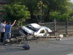 Accident cu 7 victime în Bistriţa-Năsăud. Un stâlp de electricitate a făcut praf una dintre maşini