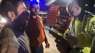 Rupt de beat, un şofer a zburat cu Dacia şi s-a înfipt într-un mal de pământ. Reacţia când vede aparatul etilotest este incredibilă