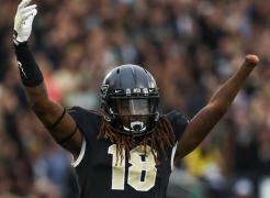 Un jucător de fotbal american a fost selecţionat de o echipă profesionistă din NFL, chiar dacă are o mână amputată