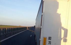 Aglomeraţie infernală la graniţa cu Ungaria, după restricţiile de Paşte. Cozi de TIR-uri de peste 20 de kilometri (Video)