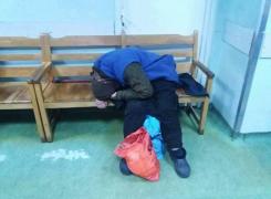 Reacţia incredibilă a unui medic de la Urgenţe după ce o bătrânică a stat ore în şir pe un scaun: 'Este o boschetăriţă' (Foto)