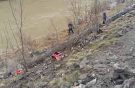 Tragedia de pe Valea Oltului putea fi evitată? IPJ Vâlcea a trimis mai multe informări pentru montarea de parapeţi în zonă