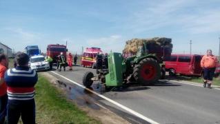 Trei persoane grav rănite după ce un microbuz a spulberat un tractor, în judeţul Timiş (Foto)