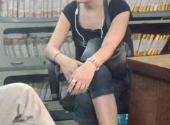 El e românul care s-a machiat, s-a rujat şi şi-a vopsit unghiile ca să schimbe 1.000 de euro falşi, în India