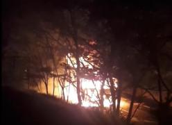 Un camion plin cu batoane de ciocolată s-a făcut scrum la Morăreşti