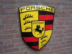 Un român care montează steme la fabrica Porsche din Stuttgart a primit o primă de Paşte de 9.600 de euro