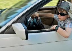 Copil de 14 ani, prins la volan în timp ce se plimba prin oraş