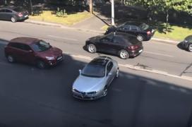 Şoferul "opreşte motorul" loveşte din nou! Manevre incredibile făcute de acesta într-o intersecţie aglomerată din Bucureşti (video)