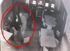 Tânăr rupt în bătaie într-un bar din Beclean de doi beţivi. Scandalul, surprins de camerele de supraveghere (Video)
