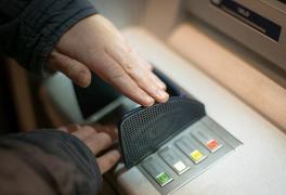 Programul băncilor de Paşte 2018. Sucursalele din mall-uri vor avea orar special