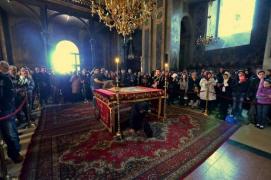 De ce se trece pe sub masă, în Vinerea Mare! Gestul trecerii pe sub Sfântul Epitaf, Sfântul Aer sau Plascenița, are o semnificaţie incredibilă