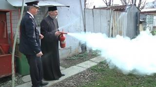 Preoţii gălăţeni au trecut proba extinctorului, înainte de Înviere! Părintele paroh Nicolae Ionașcu, demonstraţie de forţă în curtea bisericii (Video)