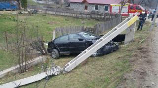 Accident teribil în Tarcău. Două maşini s-au izbit violent şi au ajuns în curţile oamenilor. Un stâlp de beton a fost pus la pământ (video)