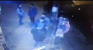 Un tânăr din Dej a fost făcut KO de doi bătăuşi în faţa unui bar din oraş (Video)