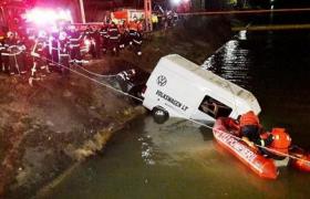 Ipoteză cutremurătoare privind cauza accidentului de la Viişoara, unde 9 oameni au murit înecaţi în duba care s-a prăbuşit în apă