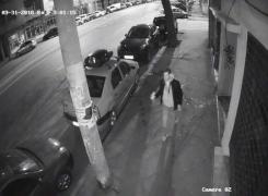 Piromanul din București care a dat foc la 8 mașini și un bloc a fost prins chiar în spatele unei secții de Poliție (Video)