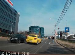 Un taximetrist vitezoman a fost la un pas să spulbere un pieton pe un bulevard din București (Video)
