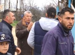 Scandal și lacrimi la înmormântarea muncitorilor morți în groaznicul accident de microbuz din Neamț (Video)