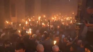Lumina Sfântă s-a aprins la Ierusalim. Va fi adusă în această seară şi în România