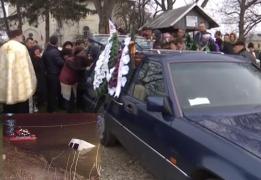 Imagini sfâșietoare la Budești în Sâmbăta Mare. Dan și Denis, tată și fiu, au fost înmormântați alături de tânărul de 17 ani mort în accidentul de la Viișoara