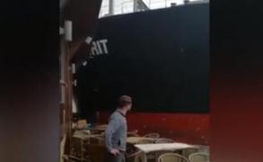 Au tras o spaimă soră cu moartea! Stăteau liniștiți la terasă când au văzut că o navă gigant se îndreaptă spre ei. Imagini șocante