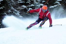 Avertisment pentru turiştii de la munte. Salvamontiştii anunţă risc major pentru schiorii de pe pârtiile din Postăvarul