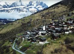 Primarul unui sat din Elveția oferă 25.000 de euro celor care se mută. Cele trei condiții ce trebuie îndeplinite (Foto)