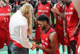 Cerere în căsătorie la meciul de baschet Anglia-Camerun. Doi sportivi ai lotului britanic s-au logodit pe teren (Video)