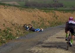 Scenă de coşmar la cursa Paris-Roubaix. Ciclist de 23 de ani căzut la pământ, după ce a suferit un stop cardiac (Video)