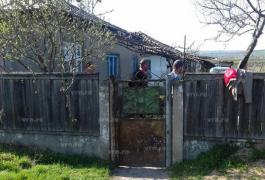 Dublă tragedie la Vaslui, în ziua de Paşte. Tată şi fiu, găsiţi morţi în locuinţele lor aflate în aceeaşi curte