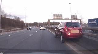 Imagini de infarct pe autostradă! Un șofer a suferit o criză la volan și a făcut zig-zag printre mașini (Video)