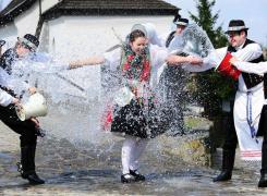 Tradiții și obiceiuri la români în a doua zi de Paște. Obiceiul 'udatului' și vizitele la rude