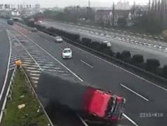 Imagini revoltătoare cu un șofer a provocat două accidente pe autostradă și apoi și-a văzut liniștit de drum (Video)