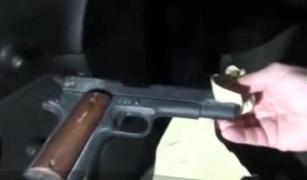 O femeie care a tras cu arma în faţa unui club din Sighişoara a fost reţinută