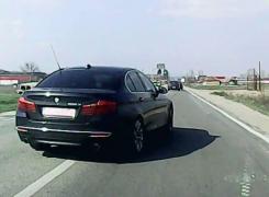 Un şofer teribilist cu BMW, filmat în timp ce şicanează un alt şofer care l-a claxonat după ce l-ar fi 'deranjat' (Video)