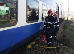Intervenţie de urgenţă în Bistriţa. Vagonul unui tren de persoane, cuprins de flăcări. Zeci de pasageri au fost evacuaţi (Foto)