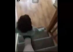 Indignare în Marea Britanie, după ce o româncă de 15 ani împinge cu piciorul un copil mic pe scări, îl lovește sau îi dă să fumeze și filmează totul (Video)