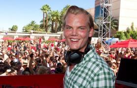 TMZ face un anunţ şocant: "DJ Avicii s-a tăiiat cu o sticlă spartă şi a sângerat până a murit!". Detalii teribile despre moartea cântăreţului suedez